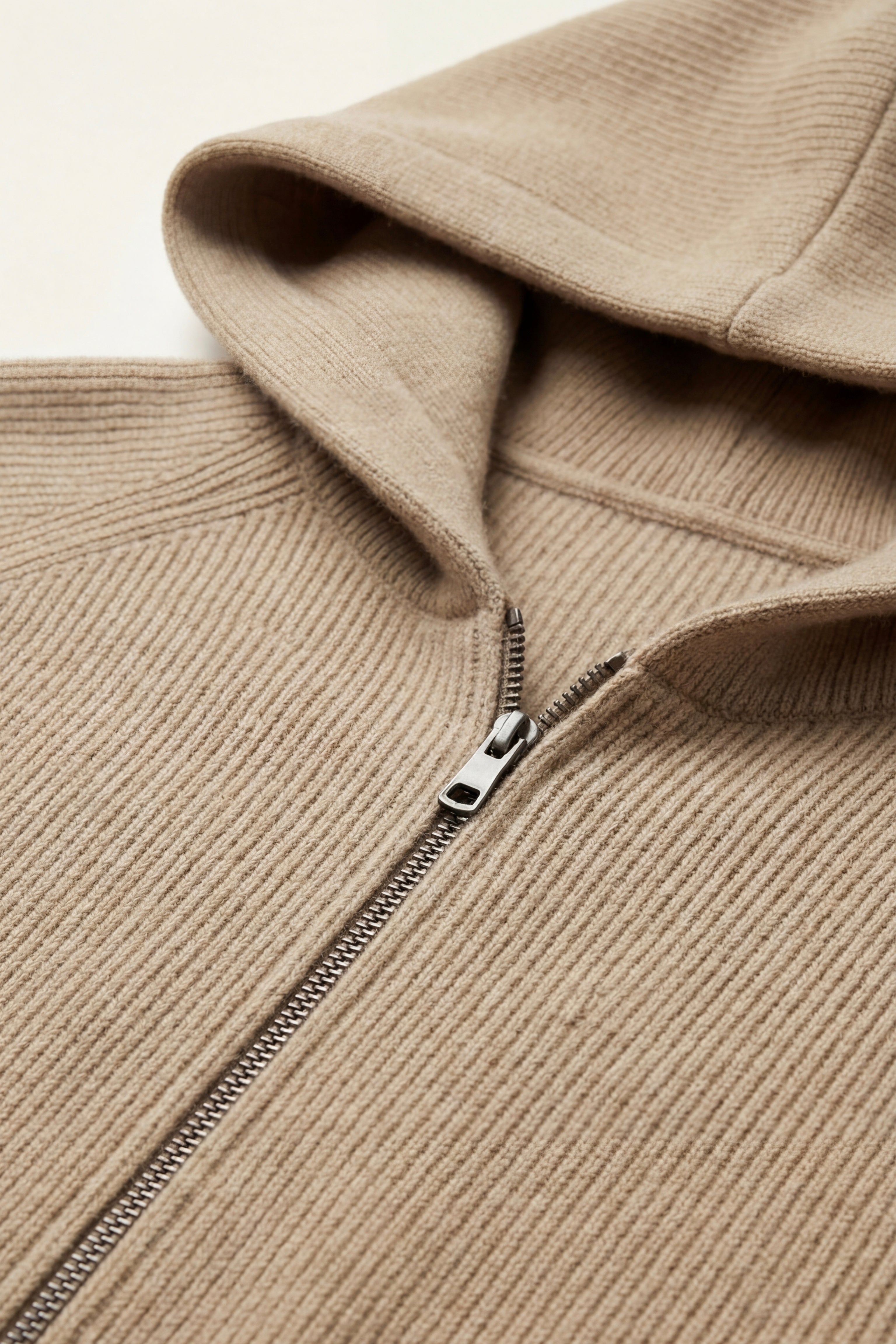 Maglione con cappuccio in merino Amalfi color talpa